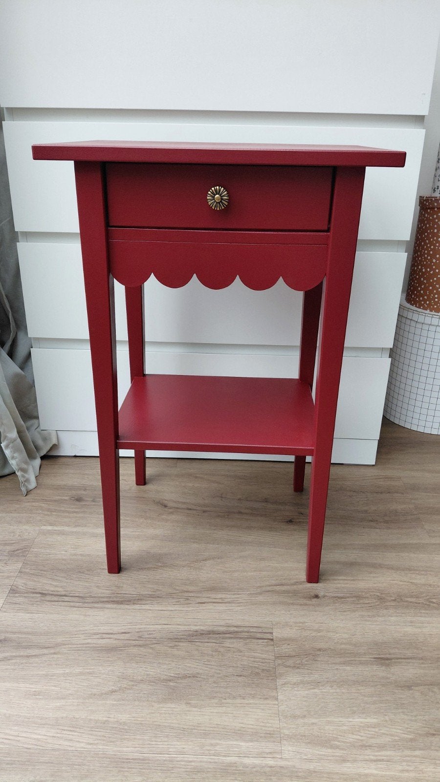 Ikea Hemnes nachtkastje, koraalrood met gouden details, Huis en Inrichting, Slaapkamer | Nachtkastjes, Gebruikt, Minder dan 45 cm