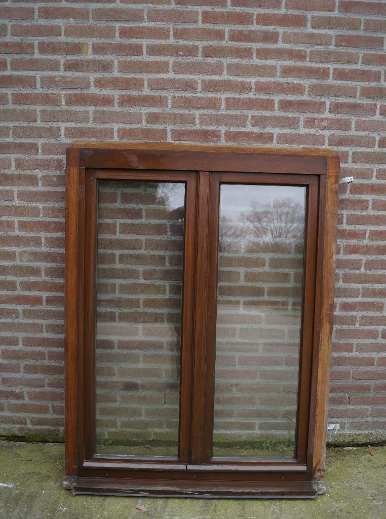 Hardhouten draai kiep raam kozijn dubbelglas 111b 142h, Gebruikt, Raamkozijn, Inclusief glas, 75 tot 150 cm