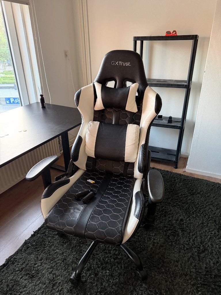 Chair, Ophalen, Zo goed als nieuw, Eén