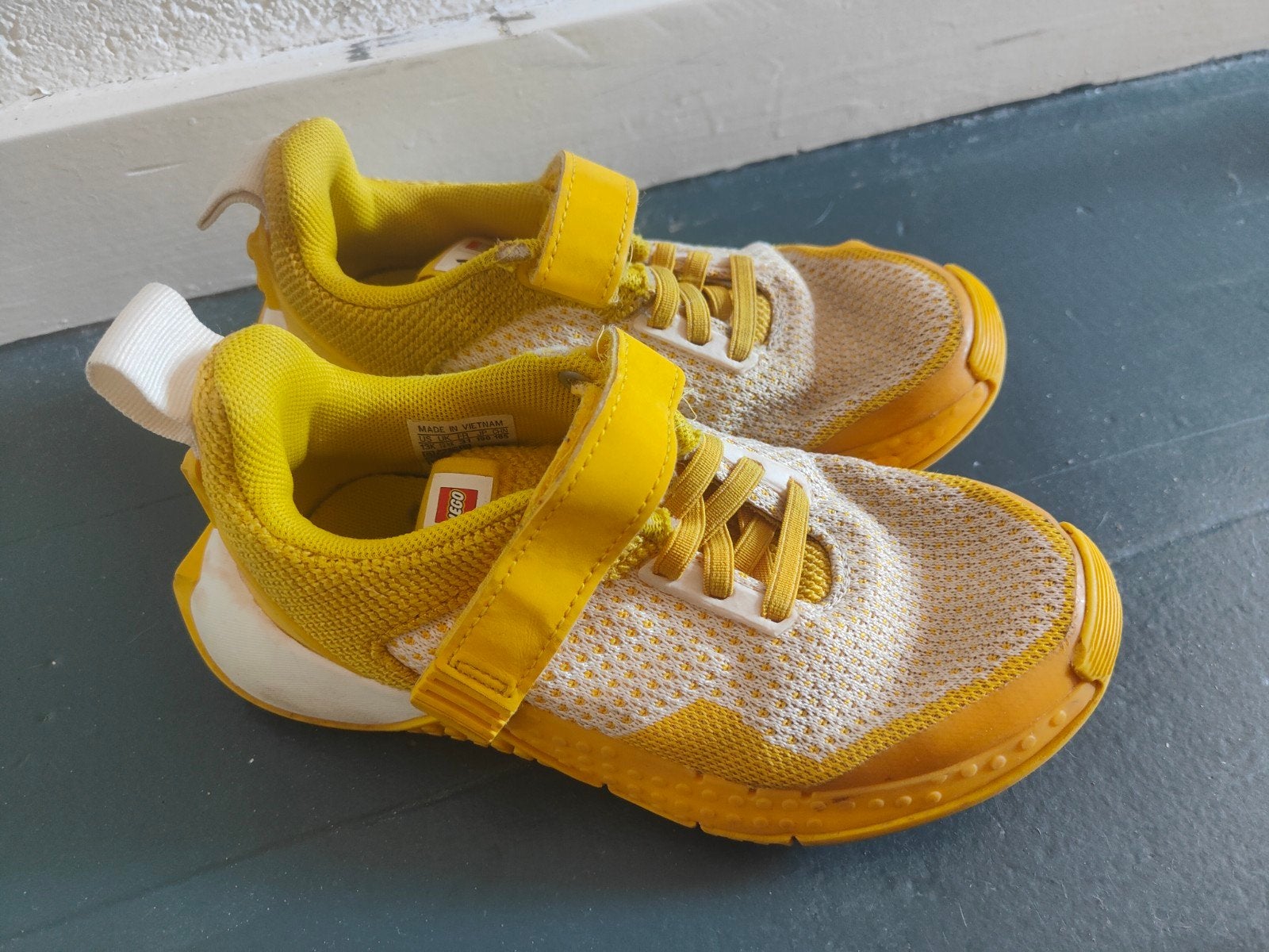 Adidas x LEGO Sportschoenen Maat 31 Geel, Gebruikt, Adidas x LEGO, Ophalen of Verzenden, Jongen of Meisje