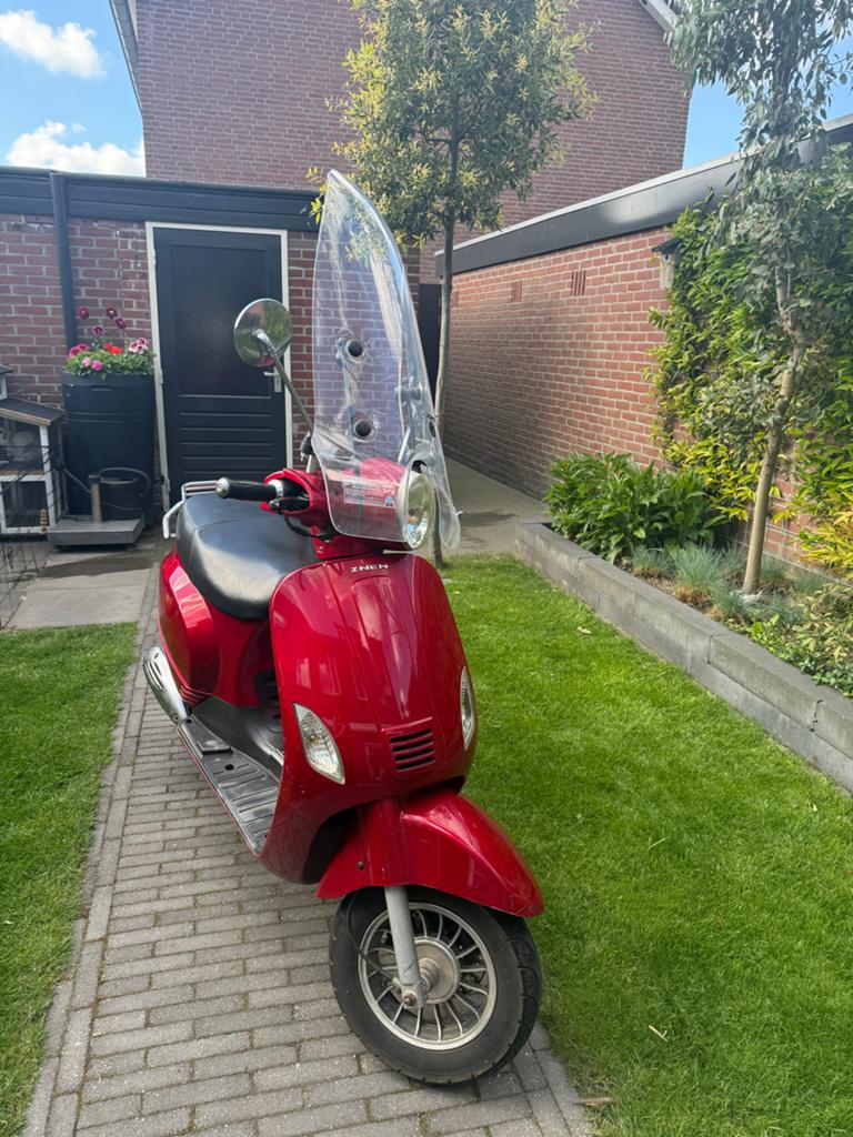 Rode znen scooter met windscherm, Ophalen, Gebruikt, Maximaal 45 km/u, Benzine