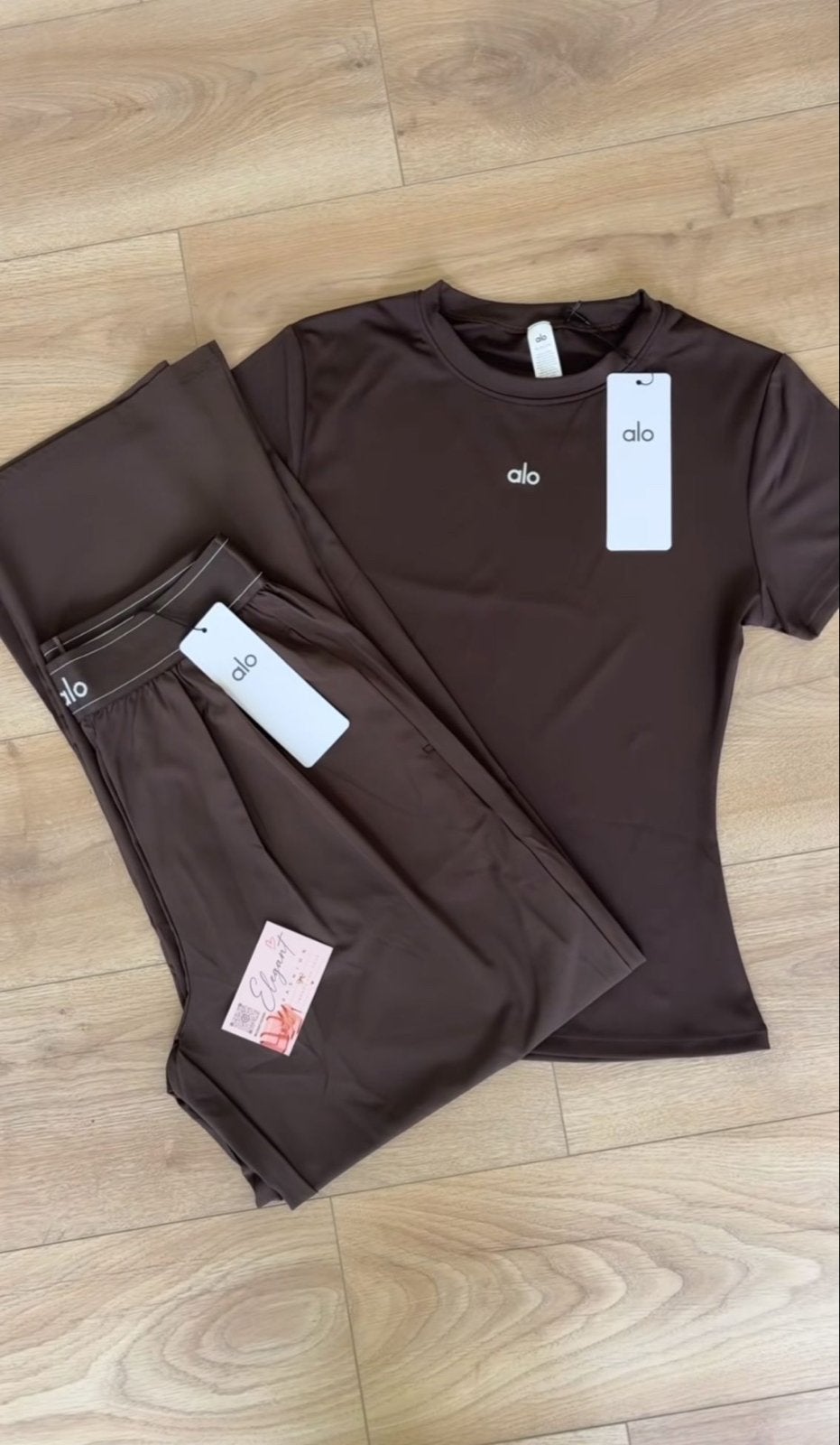Alo Yoga sportset bruin - T-shirt en broek, Maat 38/40 (M), Bruin, Nieuw, Ophalen of Verzenden