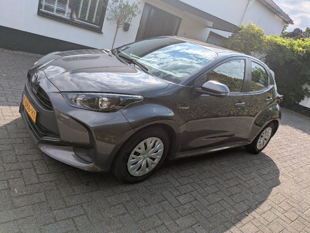 Toyota Yaris 1.5 Hybrid Active 2021 Donkergrijs, 49 €/maand, 26 km/l, Yaris, Zilver of Grijs