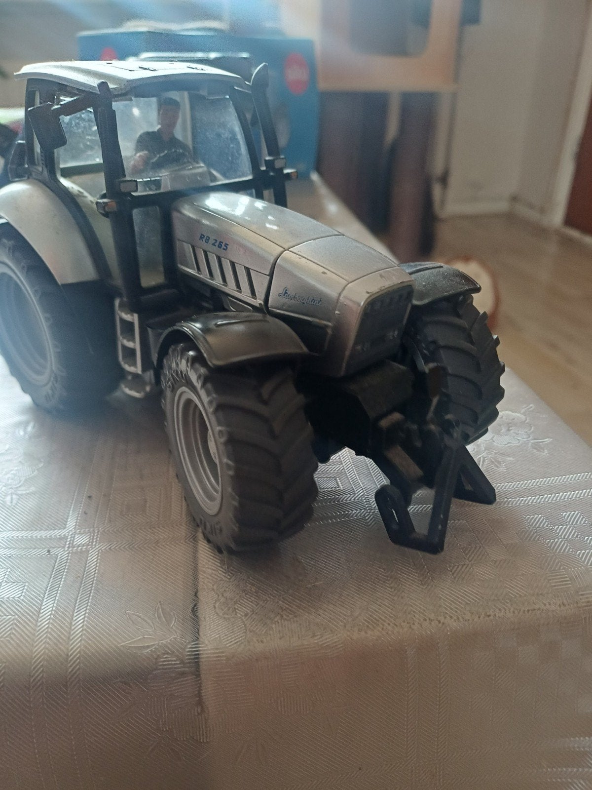 Siku Lamborghini RB 265 Tractor Schaal 1:32 Vitrinekast, Hobby en Vrije tijd, Modelauto's | 1:32, Ophalen of Verzenden, Zo goed als nieuw