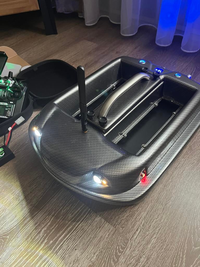 Carpmadness phantom Voerboot met RAYMARINE dieptemeter, Ophalen of Verzenden, Zo goed als nieuw, Overige typen