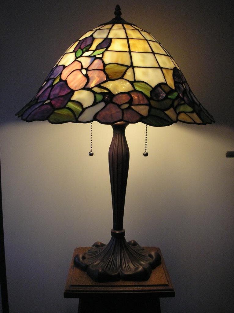 Tiffany tafellamp met bloemen kap en bijpassende voet, Ophalen, Zo goed als nieuw, Glas