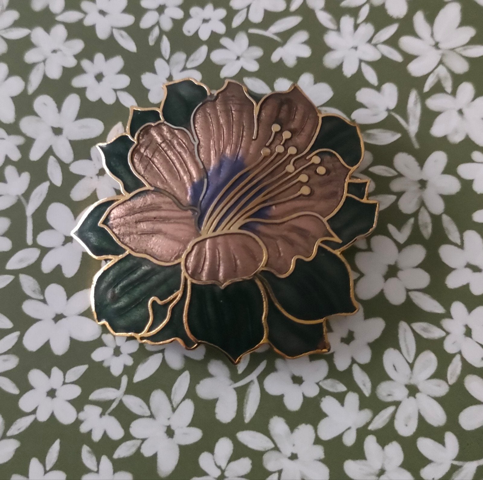 Vintage jaren '90 cloisonne groen/roze Hibiscus broche., Ophalen of Verzenden, Zo goed als nieuw, Groen