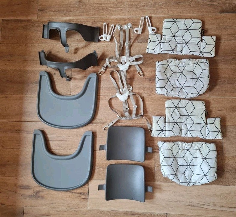 2x Stokke Tripp Trapp compleet babyset, tray, harnas, kussen, Ophalen of Verzenden, Gebruikt, Meegroeistoel