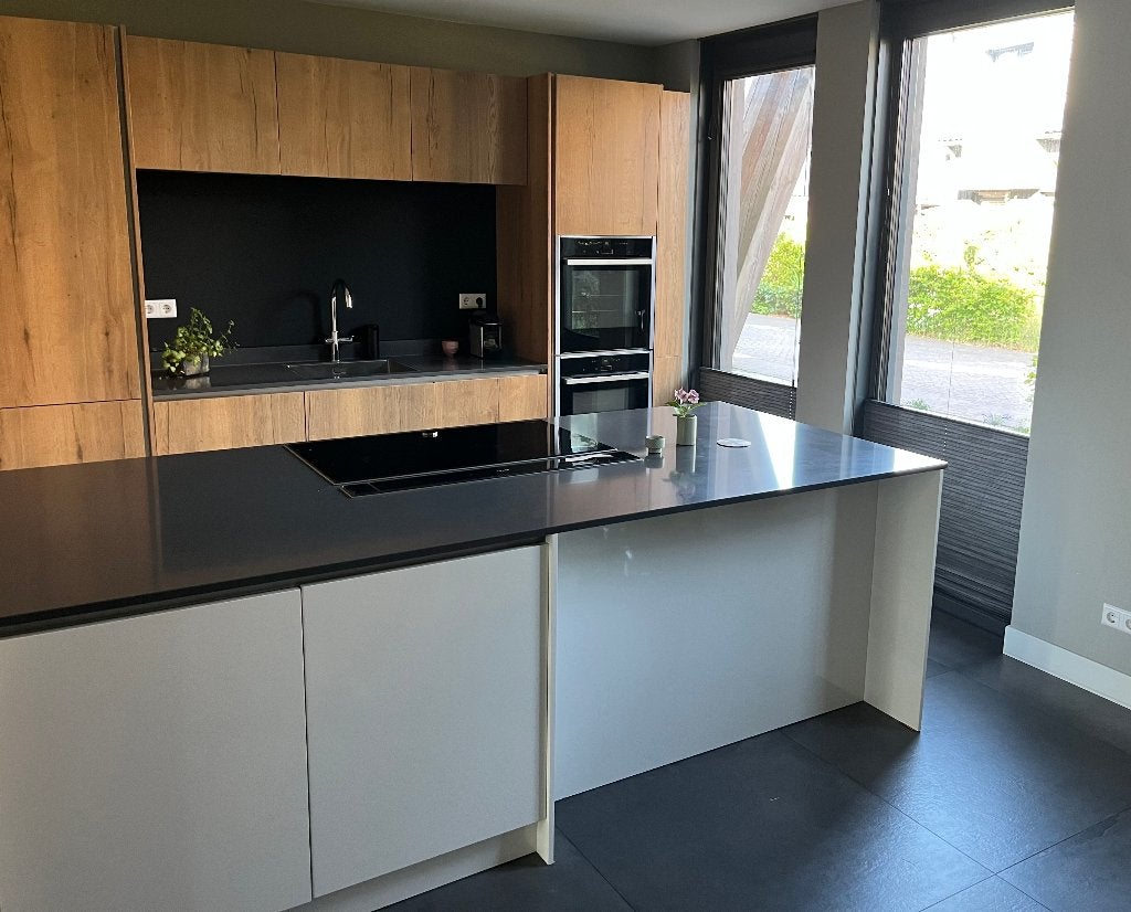 Greeploze Keuken met Kookeiland & Neff apparatuur
