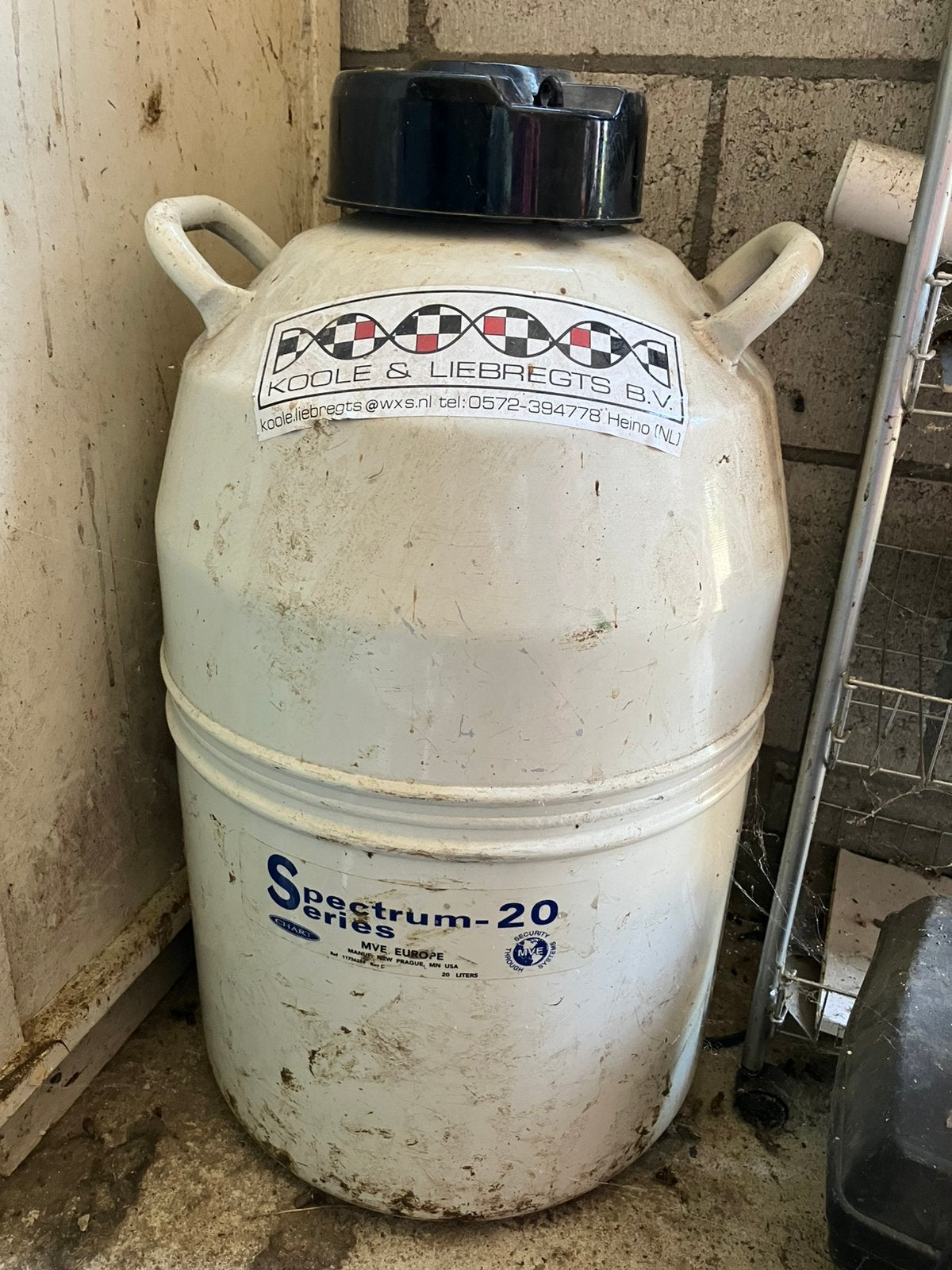 Stikstof vat 20 liter met 70 rieten dubbeldoel stieren, Dieren en Toebehoren, Ophalen, Gebruikt