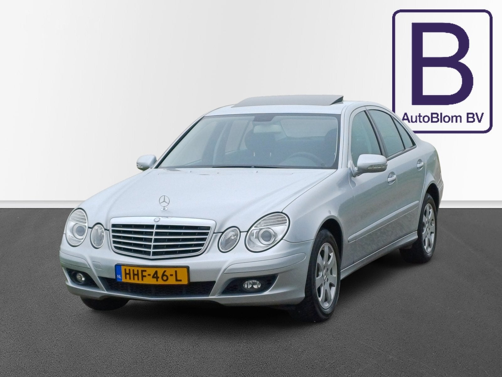 Mercedes-Benz E-Klasse 200 K. Classic /Blijvend Youngtimer!/, Auto's, Automaat, Gebruikt, Zwart, 4 cilinders