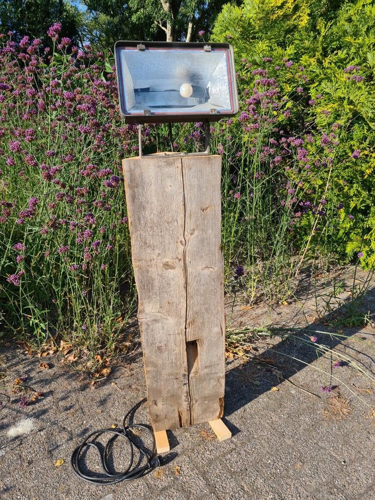 Vloerlamp / staande lamp op houten voet met bouwlamp, Huis en Inrichting, Lampen | Vloerlampen, Ophalen, Gebruikt, Hout, 150 tot 200 cm