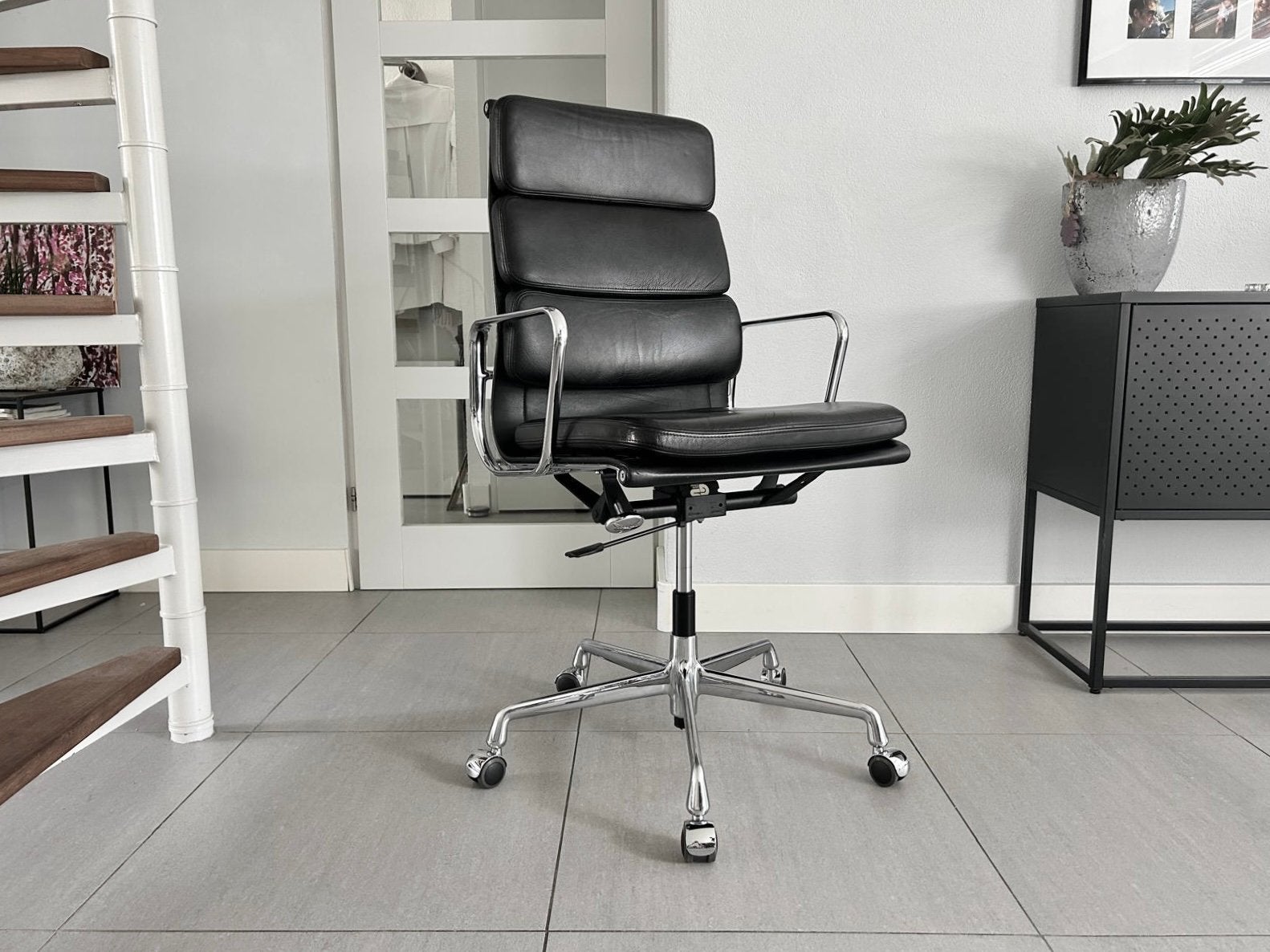 Vitra Eames ea219 bureaustoel softpad zwart leer, Vitra, Zwart, Ophalen of Verzenden, Zo goed als nieuw