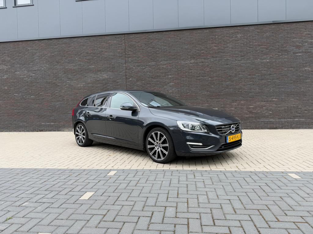 Volvo V60 T5 245pk Start/stop Geartronic 2015 Zwart, Auto's, 1800 kg, 4 cilinders, 1969 cc, Zwart