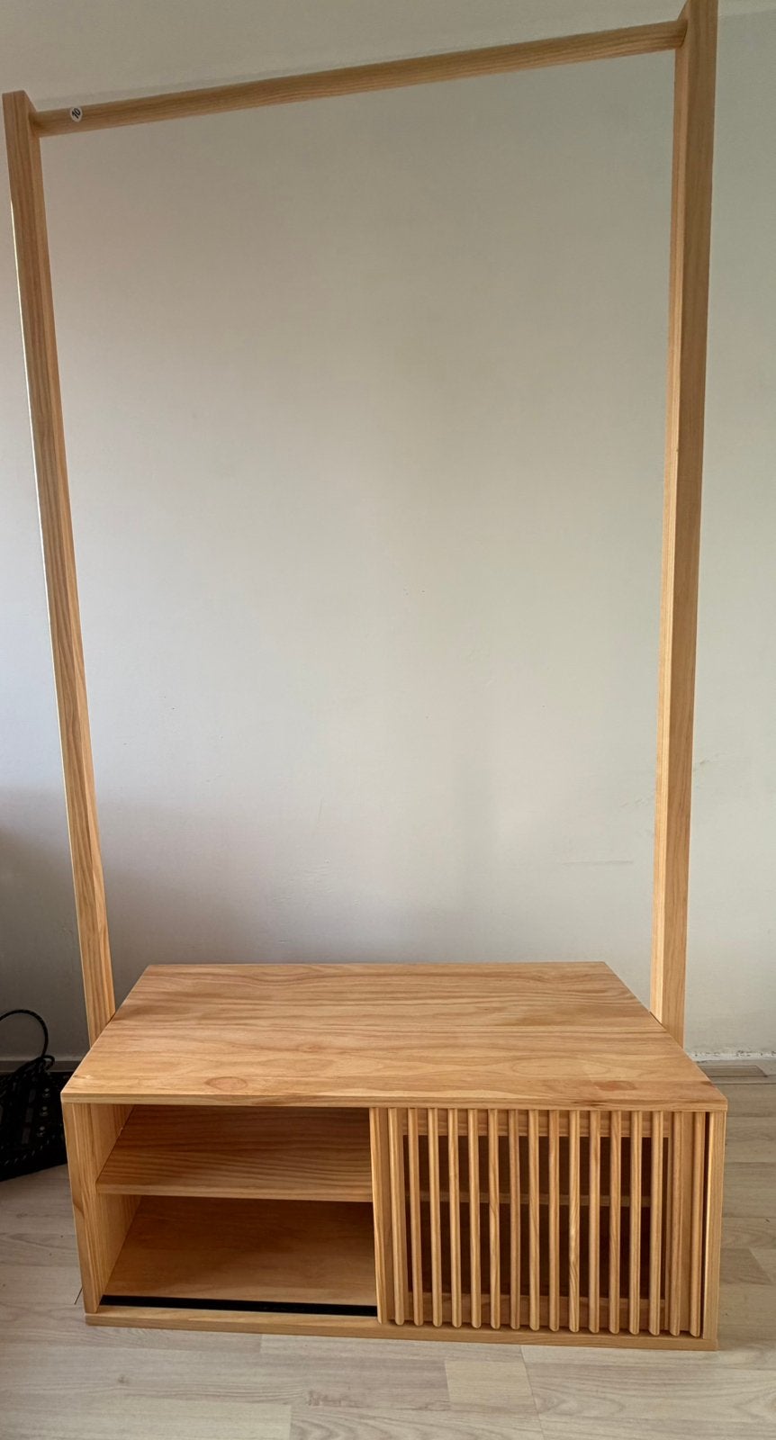 Jotex SVANSHALL halmeubel / garderobe | Massief grenen |, Met deur(en), 100 tot 150 cm, 200 cm of meer, Ophalen of Verzenden