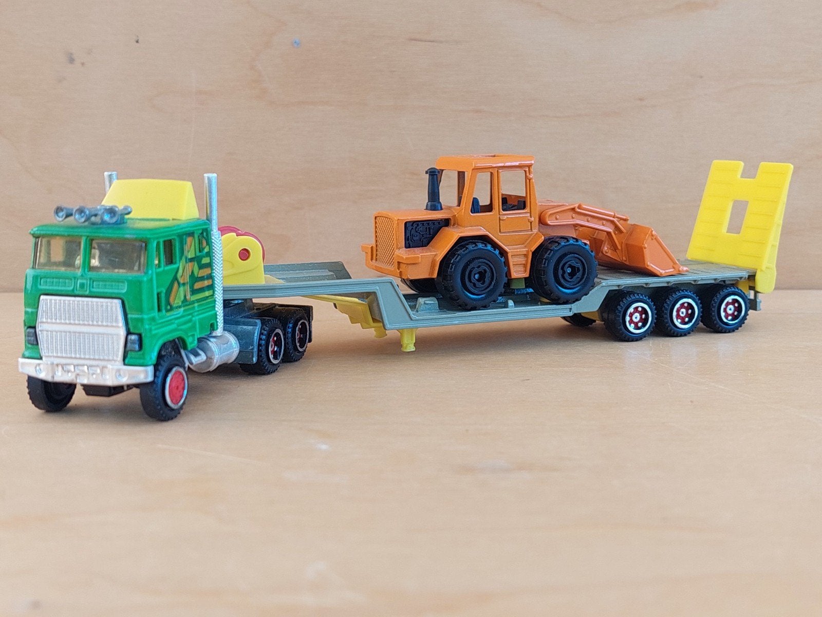 Majorette serie 600 Ford 9000CL met bulldozer, Ophalen of Verzenden, Zo goed als nieuw, Bus of Vrachtwagen