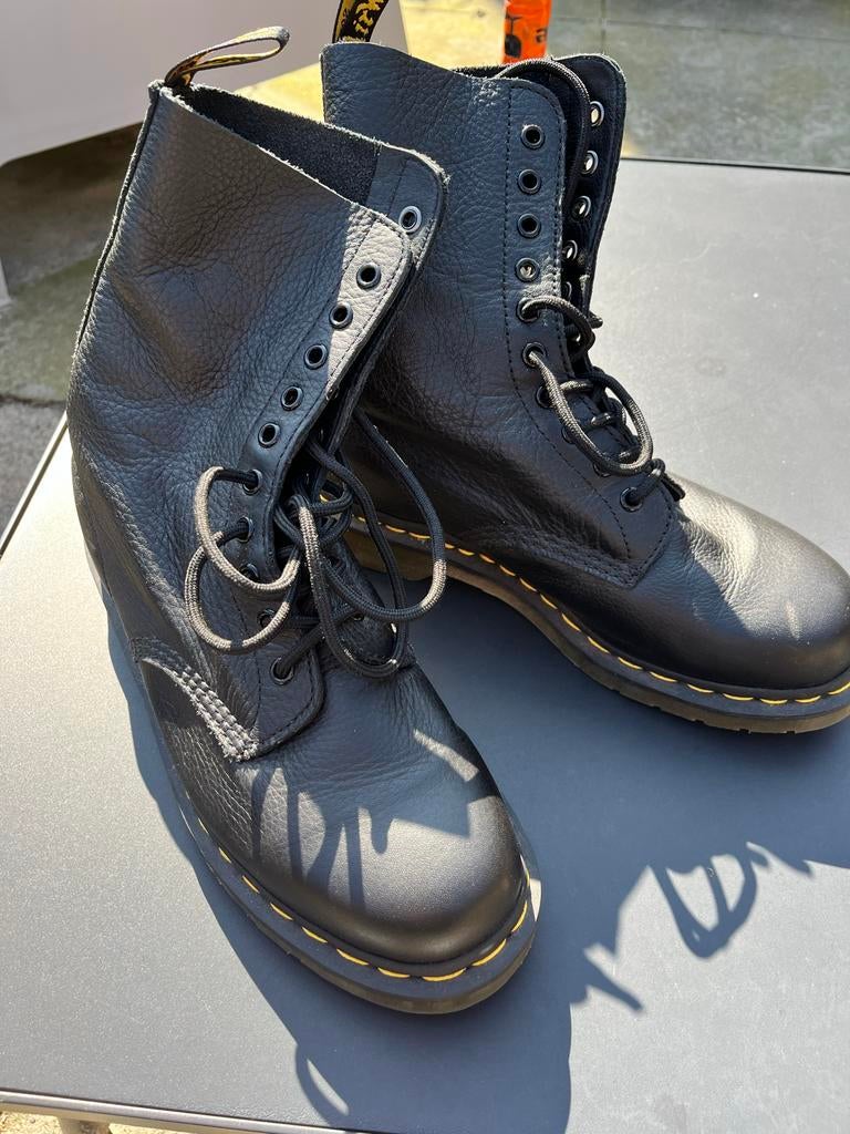 Dr Martens Pascal Virginia 10 gaatjes, Ophalen of Verzenden, Zo goed als nieuw, Zwart, Lage of Enkellaarzen