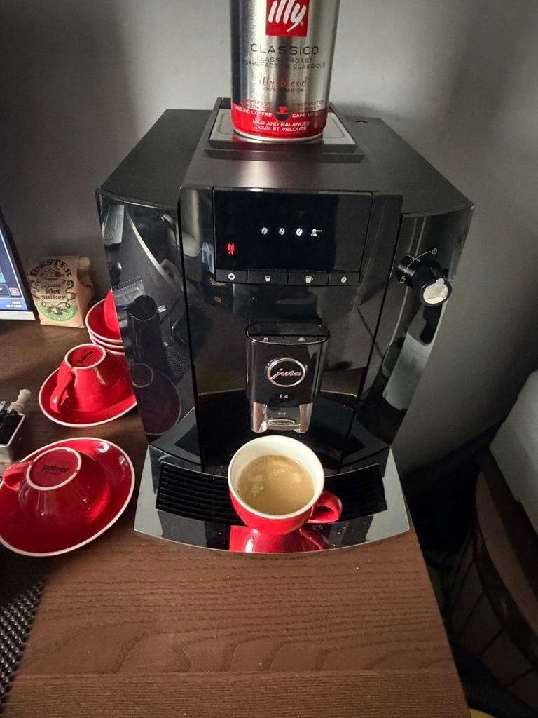 Jura E4 koffiemachines, 10 kopjes of meer, Ophalen, Zo goed als nieuw, Koffiemachine