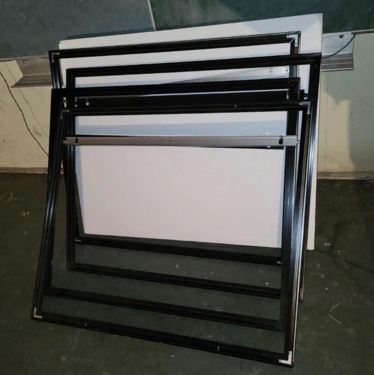 4 aluminium reclameframes / kliklijsten – zwart, Ophalen of Verzenden, Gebruikt, Reclamebord