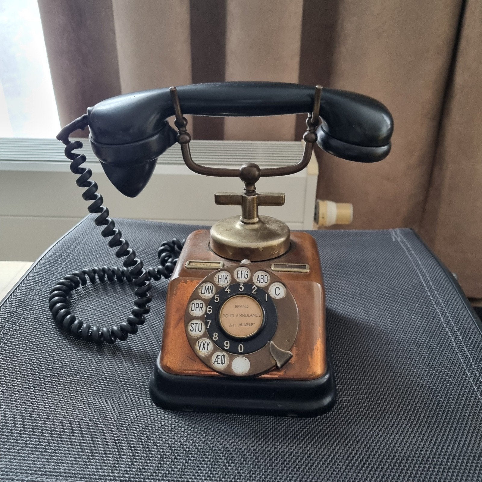 Antieke draaischijf telefoon - koper en zwart, Ophalen