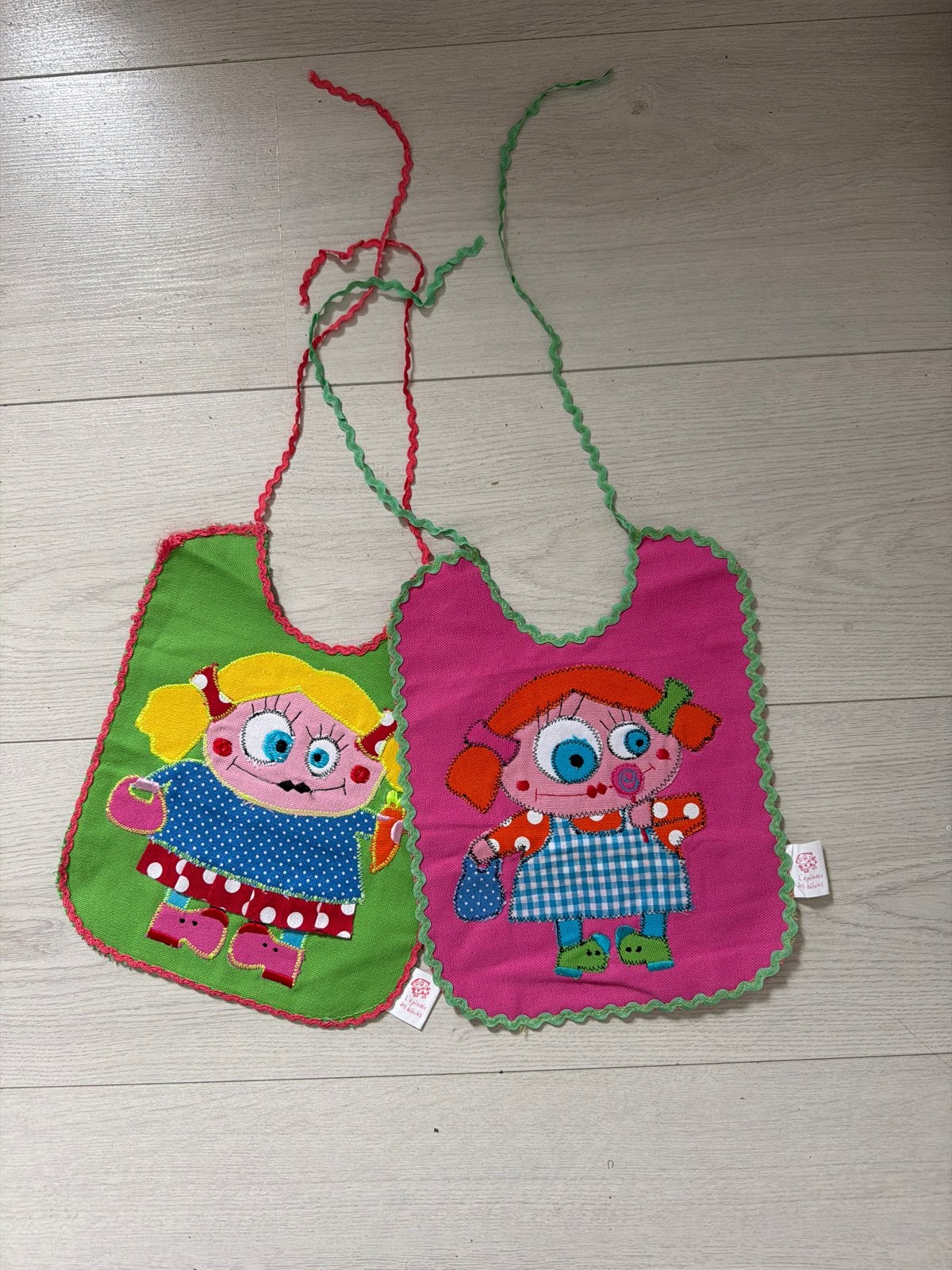 2 vrolijke slabbetjes met poppen, Ophalen of Verzenden, Nieuw, Overige typen