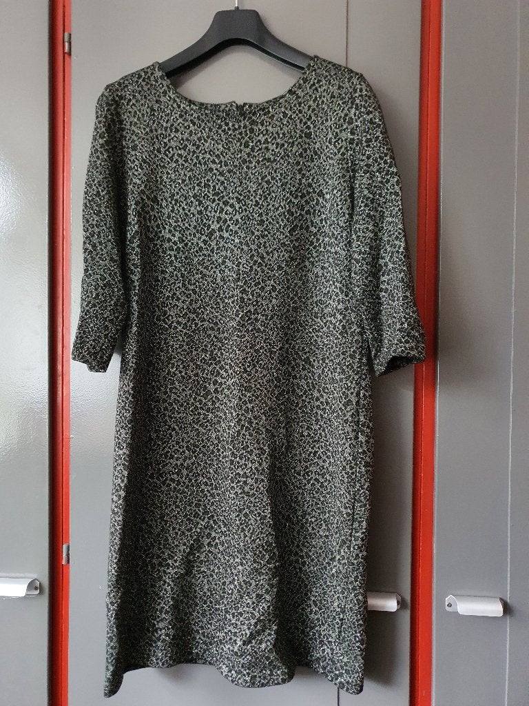 Geisha jurk panterprint groen glans – maat L, Maat 38/40 (M), Ophalen of Verzenden, Zo goed als nieuw, Boven de knie