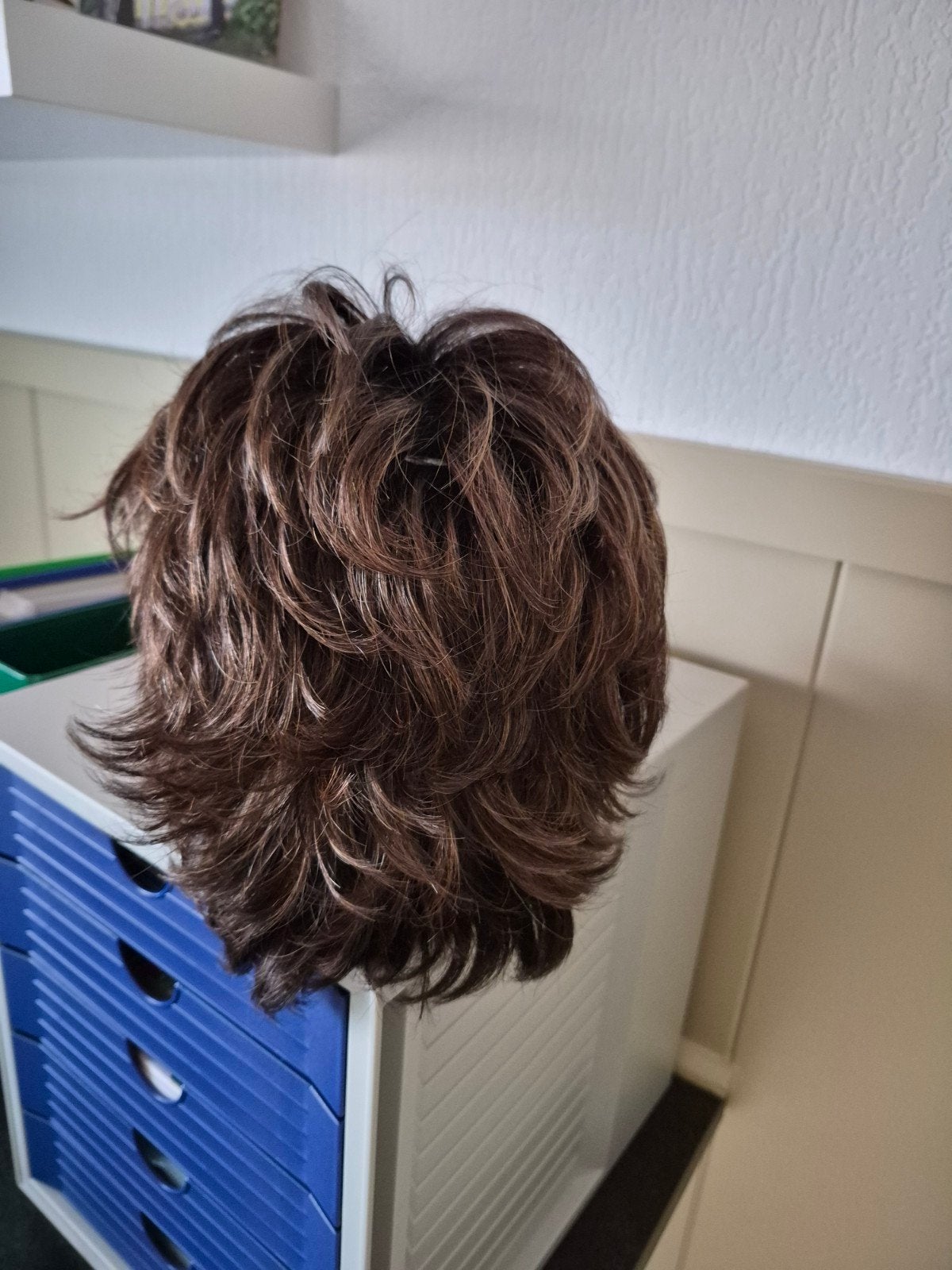 Korte bruine pruik met highlights, Ophalen of Verzenden, Zo goed als nieuw, Pruik of Haarverlenging