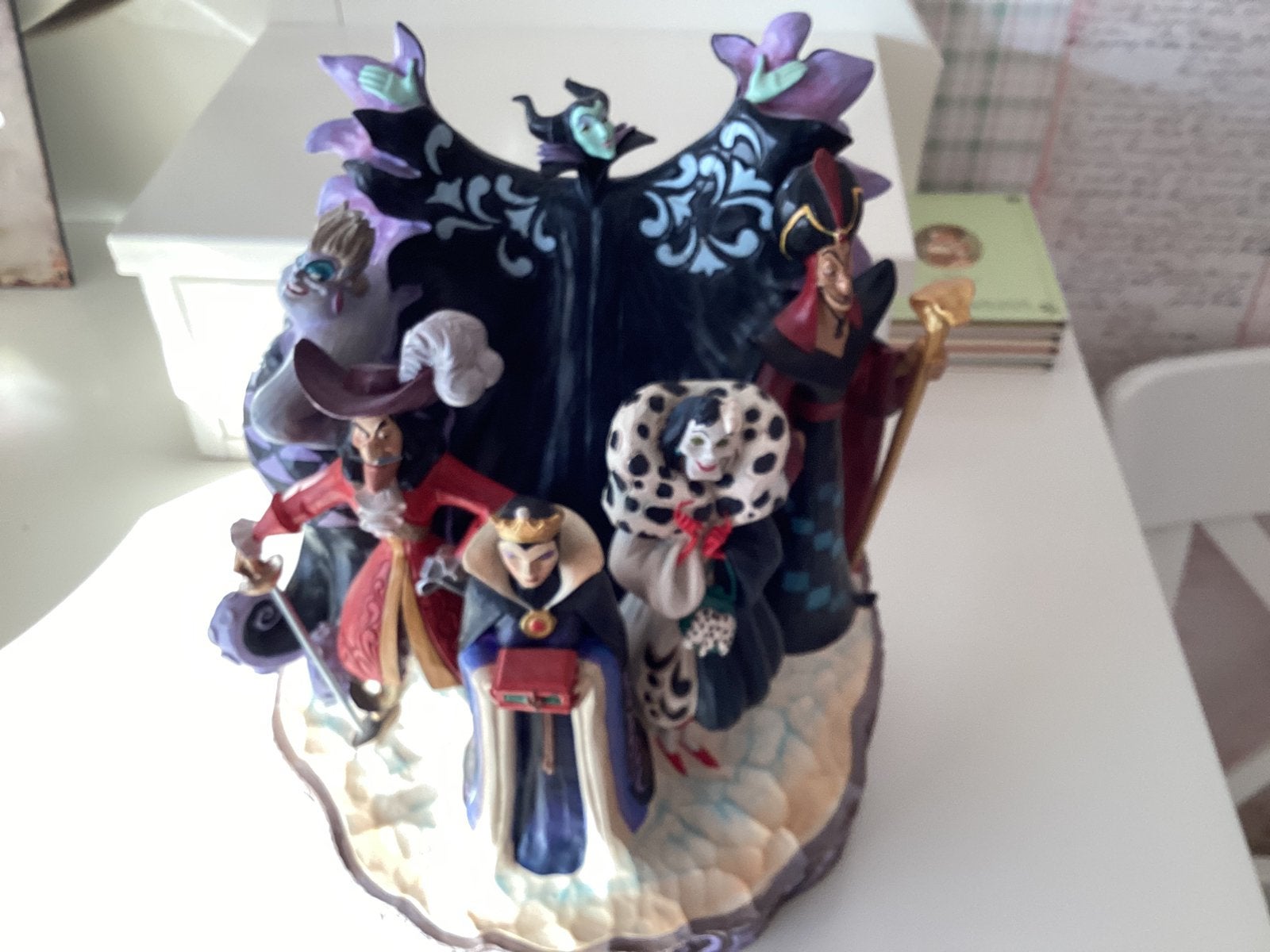 Disney traditions villians carved by the heart met doos, Ophalen of Verzenden, Zo goed als nieuw, Beeldje of Figuurtje