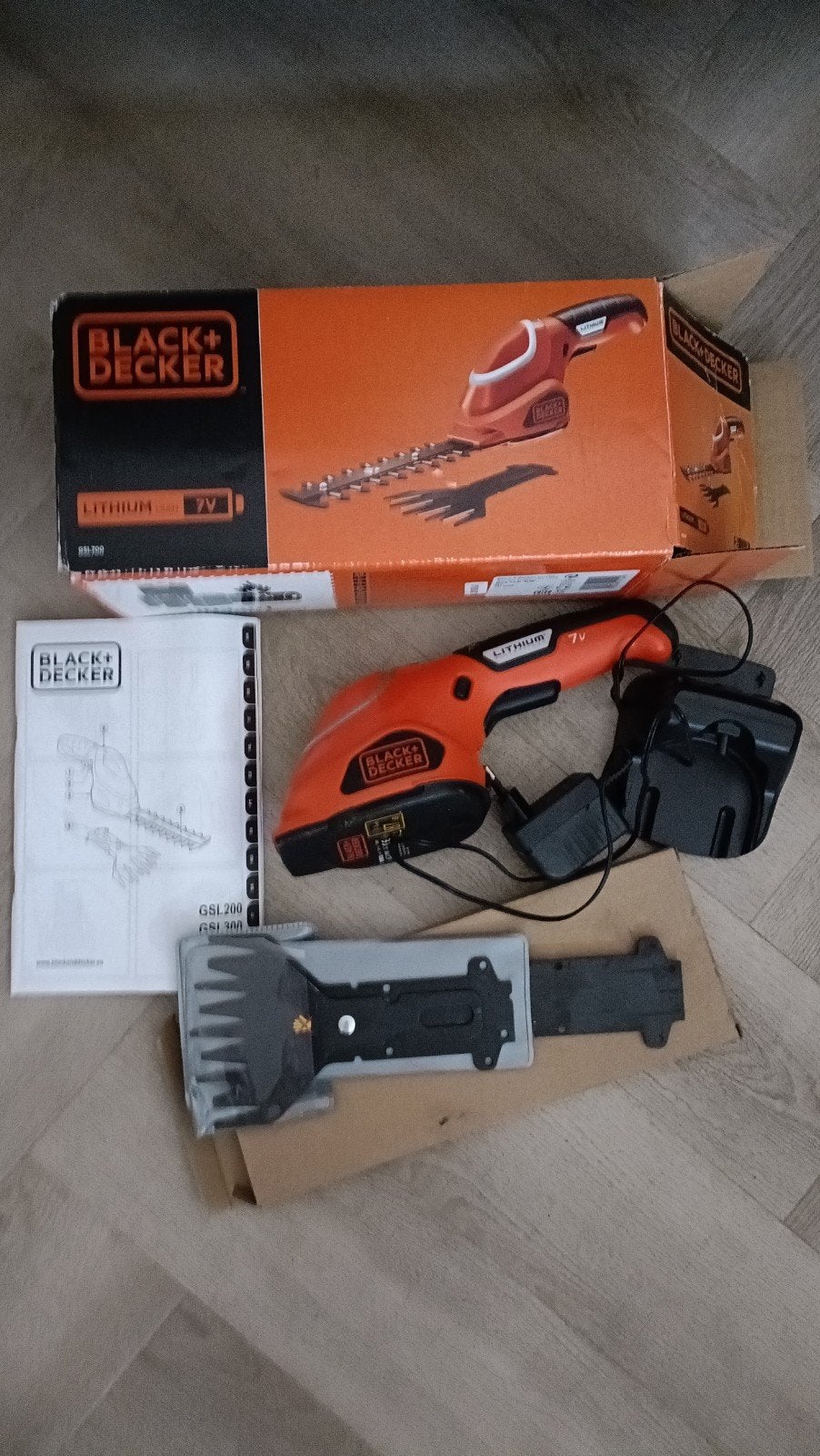 Black+Decker GSL200/GSL300 Lithium 7V heggenschaar, Ophalen of Verzenden, Zo goed als nieuw, Accu, Black+Decker