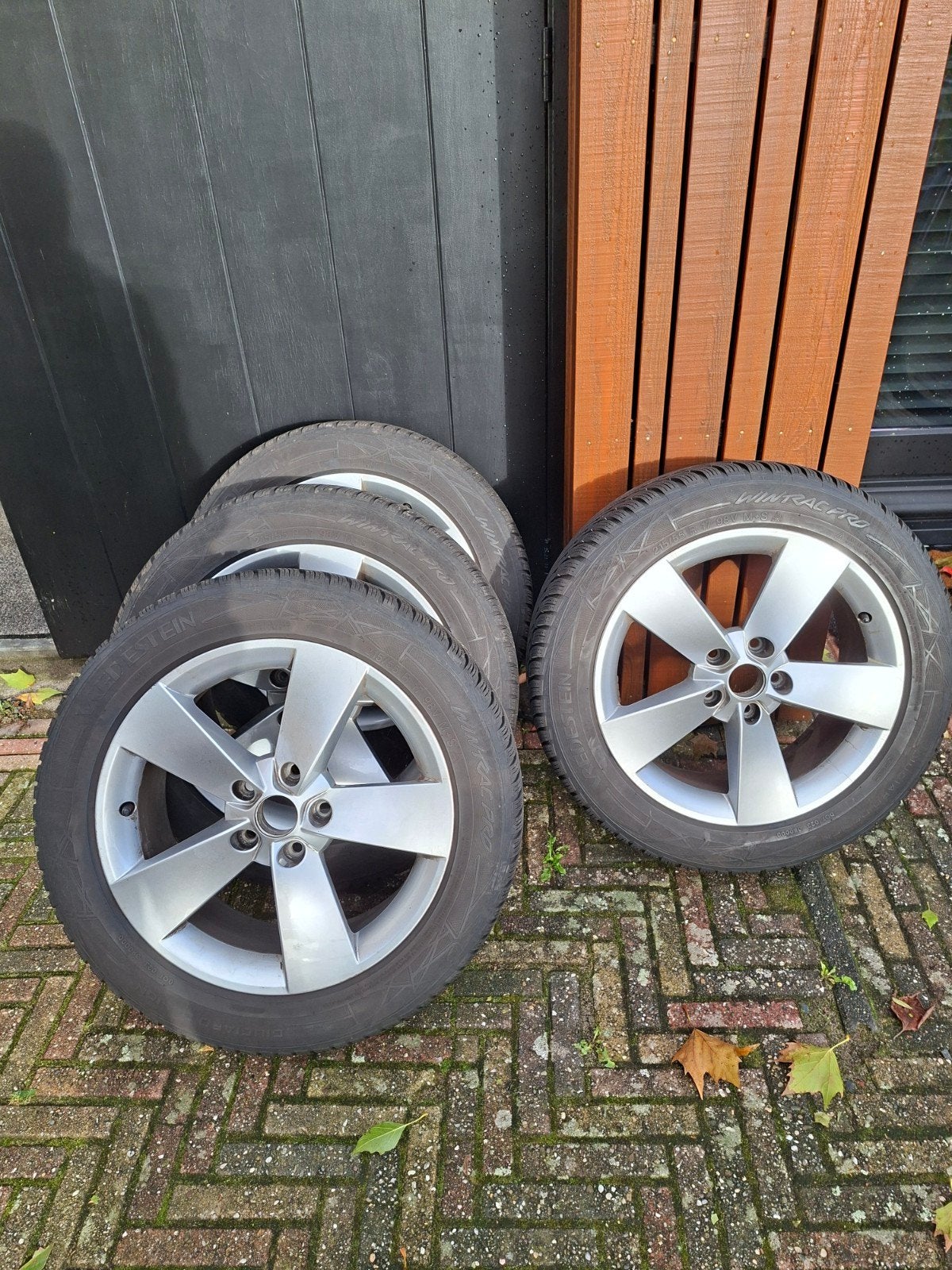 Winterbanden Skoda Karoq met velgen 215/55 R17 98V, Ophalen, Banden en Velgen, 17 inch, Winterbanden