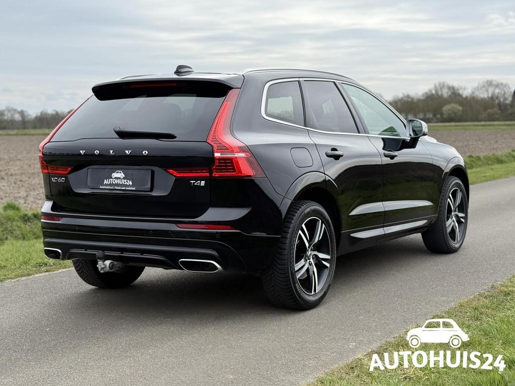 Volvo XC60 2.0 T4 R-Design PANO TREKHAAK LED HEAD-UP, Gebruikt, Zwart, 14 km/l, Bedrijf