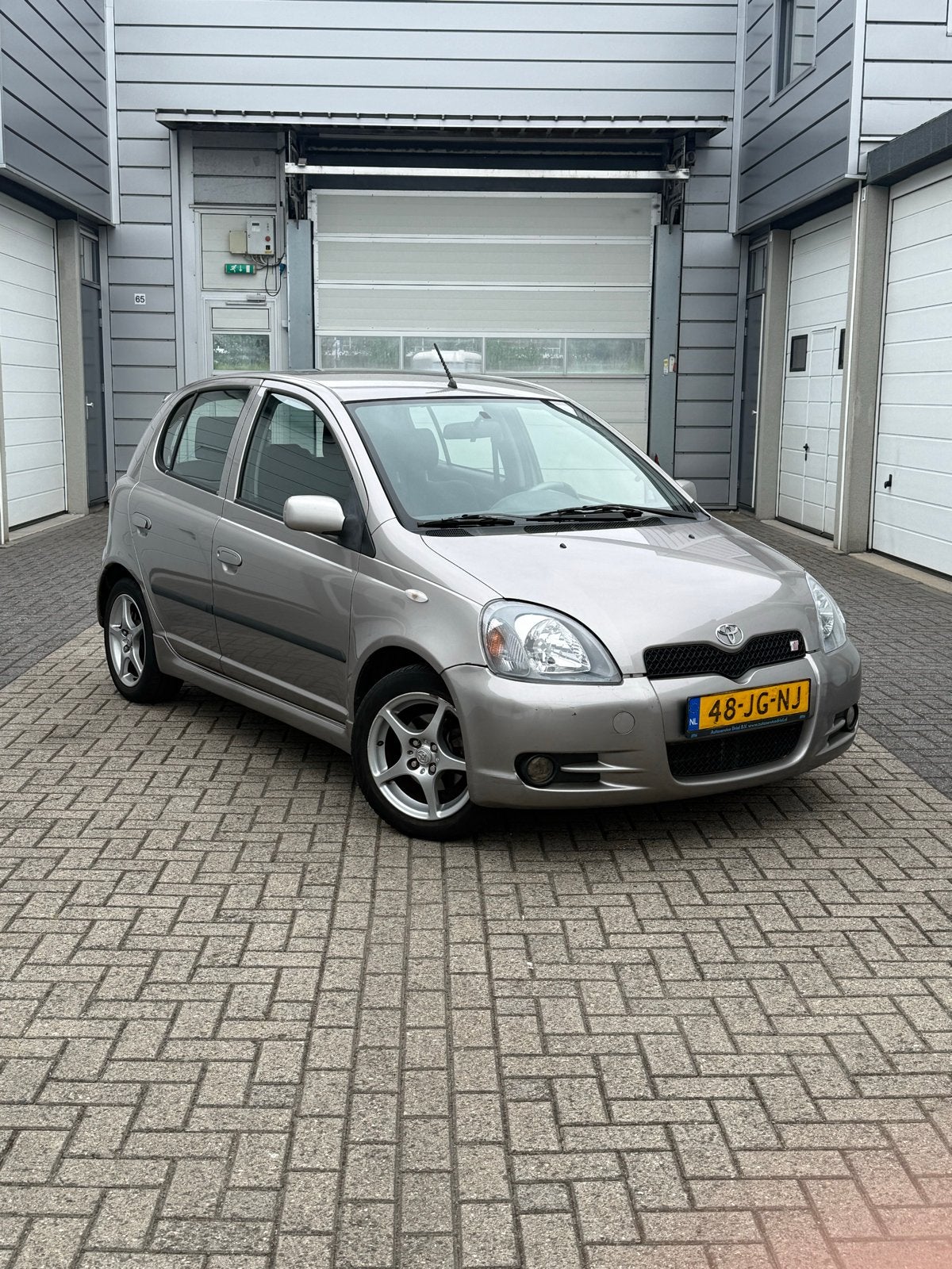 Toyota Yaris 1.5 16V Vvti 5DR T Sport 2002 Grijs, Auto's, Voorwielaandrijving, 1497 cc, 31 €/maand, 4 cilinders