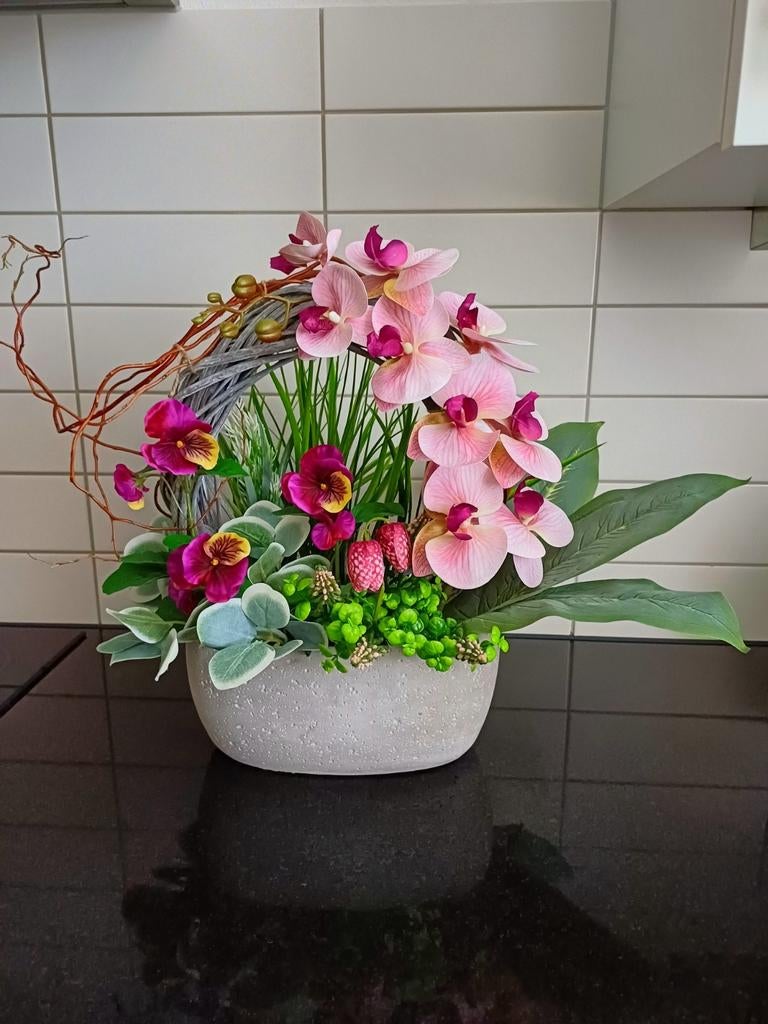 Zijden bloemstuk met roze orchideeën en paarse viooltjes, Ophalen of Verzenden, Nieuw