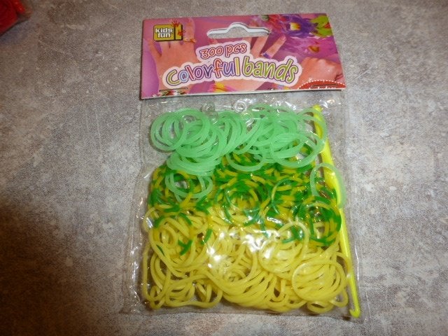 NIEUW 200 geel met groene loom bandjes 5 zakjes voor 8,00, Hobby en Vrije tijd, Ophalen of Verzenden, Nieuw