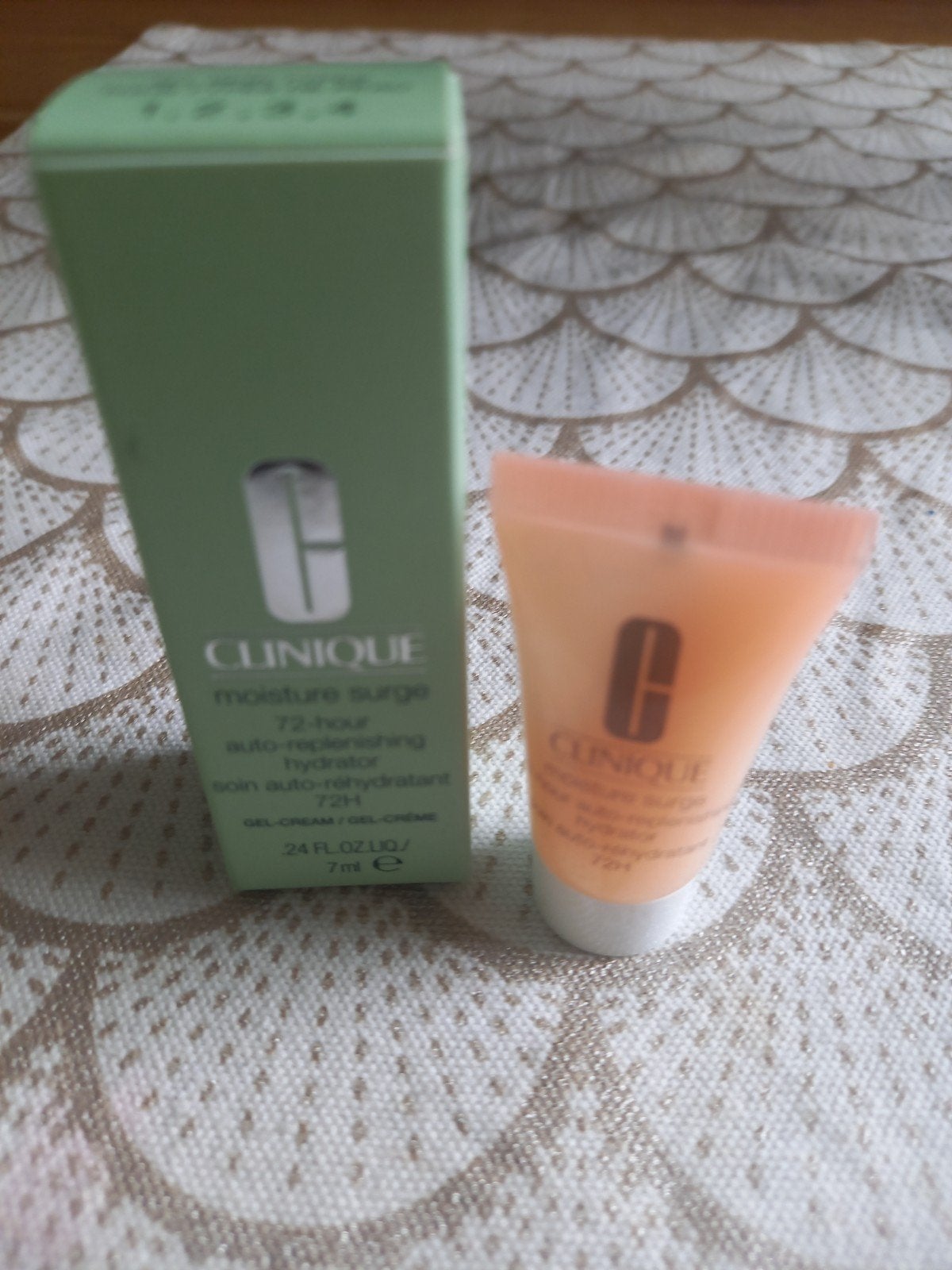 Proefje  Clinique Moisture surge, Ophalen of Verzenden, Nieuw, Gehele gezicht