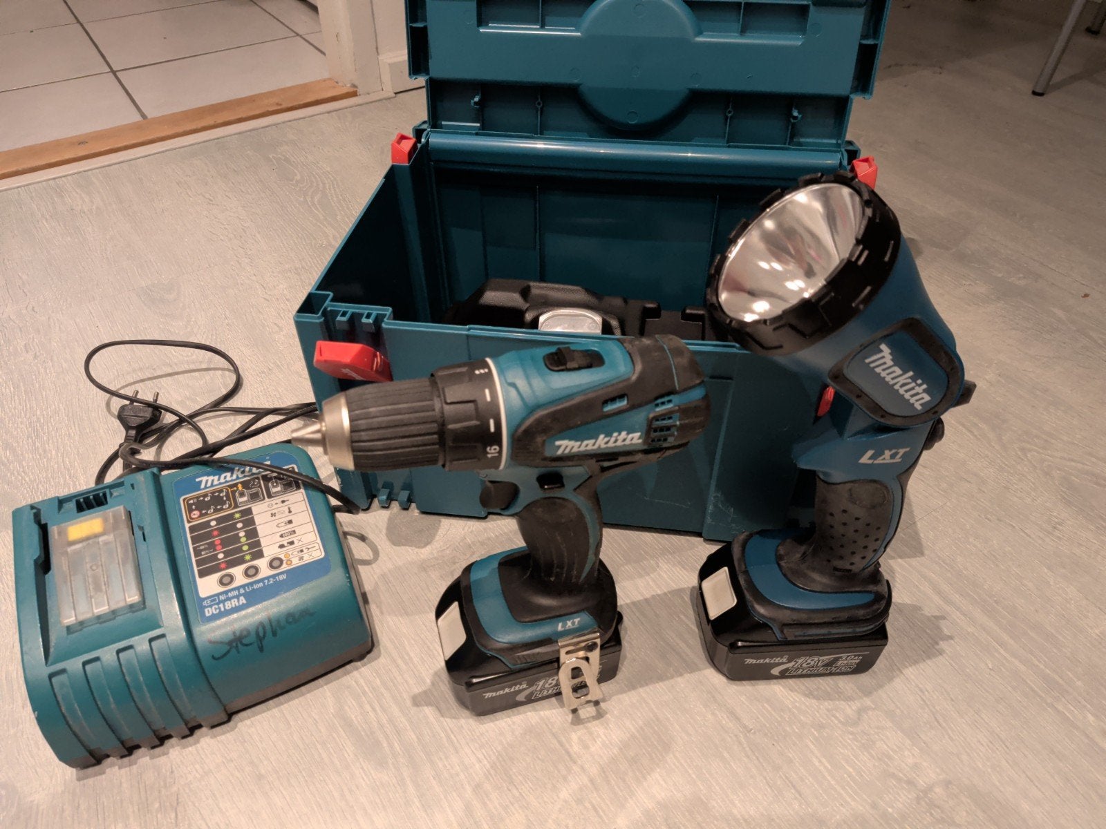 Makita Boorschroefmachine Set met Zaklamp en Koffer