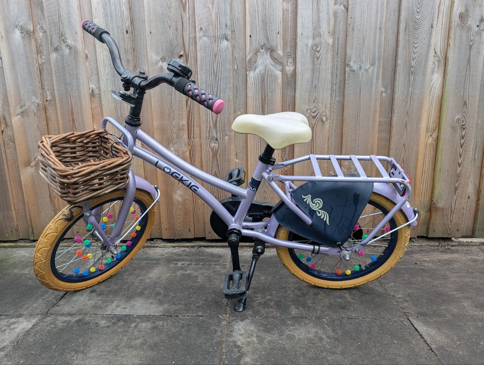 Loekie kinderfiets 16 inch met zijwieltjes en mandje, Fietsen en Brommers, Fietsen | Kinderfietsjes, Ophalen, Terugtraprem, Zijwieltjes