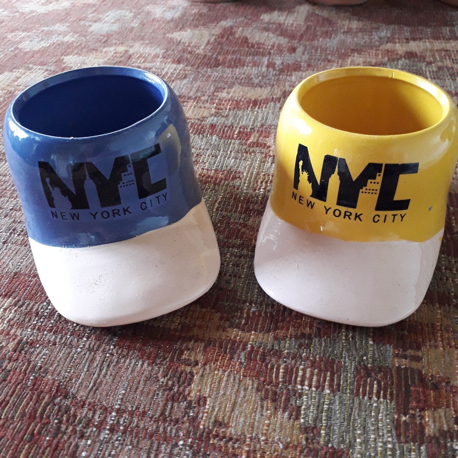 Twee New York City mokken - blauw en geel, Ophalen, Steen/keramiek, Meerkleurig, Overige typen