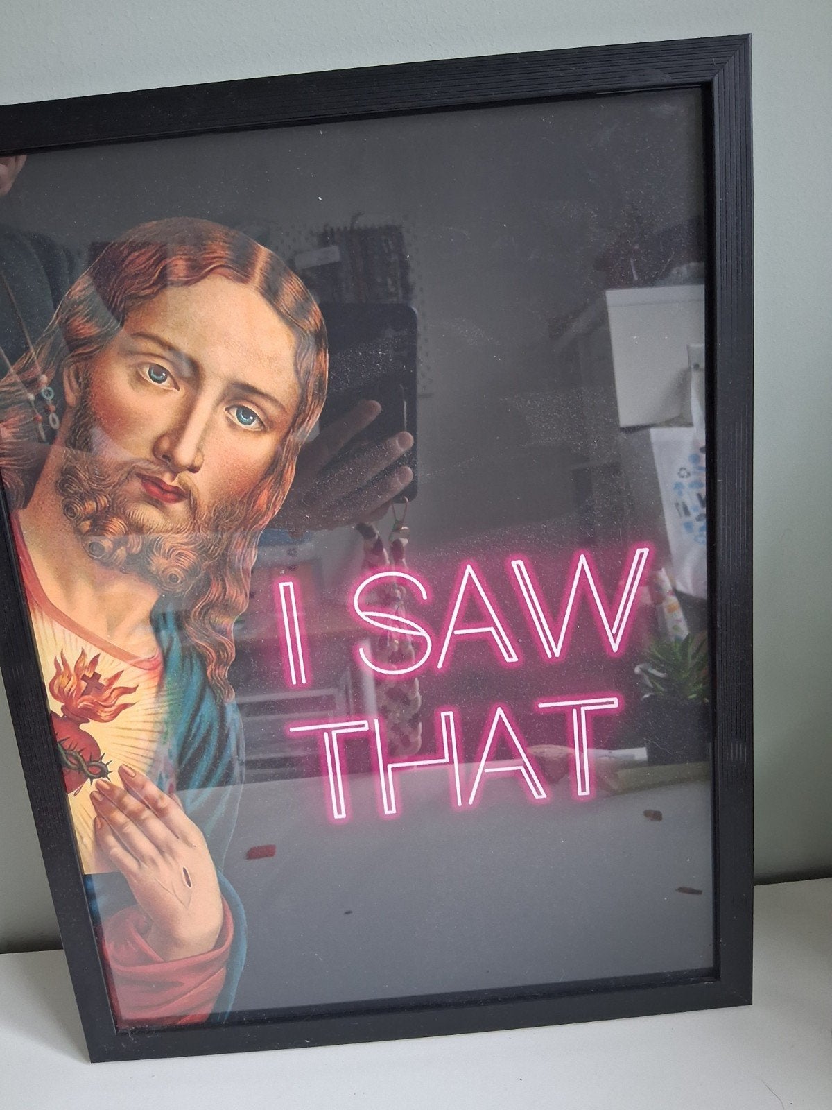 Grappige poster met Jezus en neon tekst 'I SAW THAT', Ophalen of Verzenden, Minder dan 50 cm, Foto of Poster