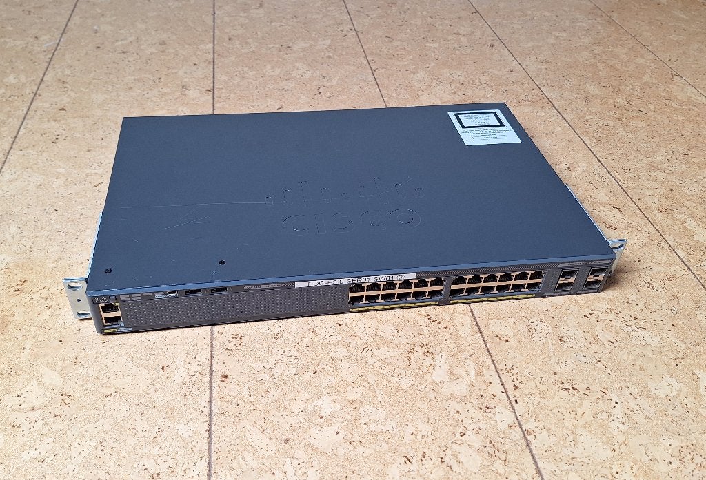Cisco Catalyst 2960X Gigabit Switch 24 Poorten, Computers en Software, Netwerk switches, Ophalen of Verzenden, Gebruikt