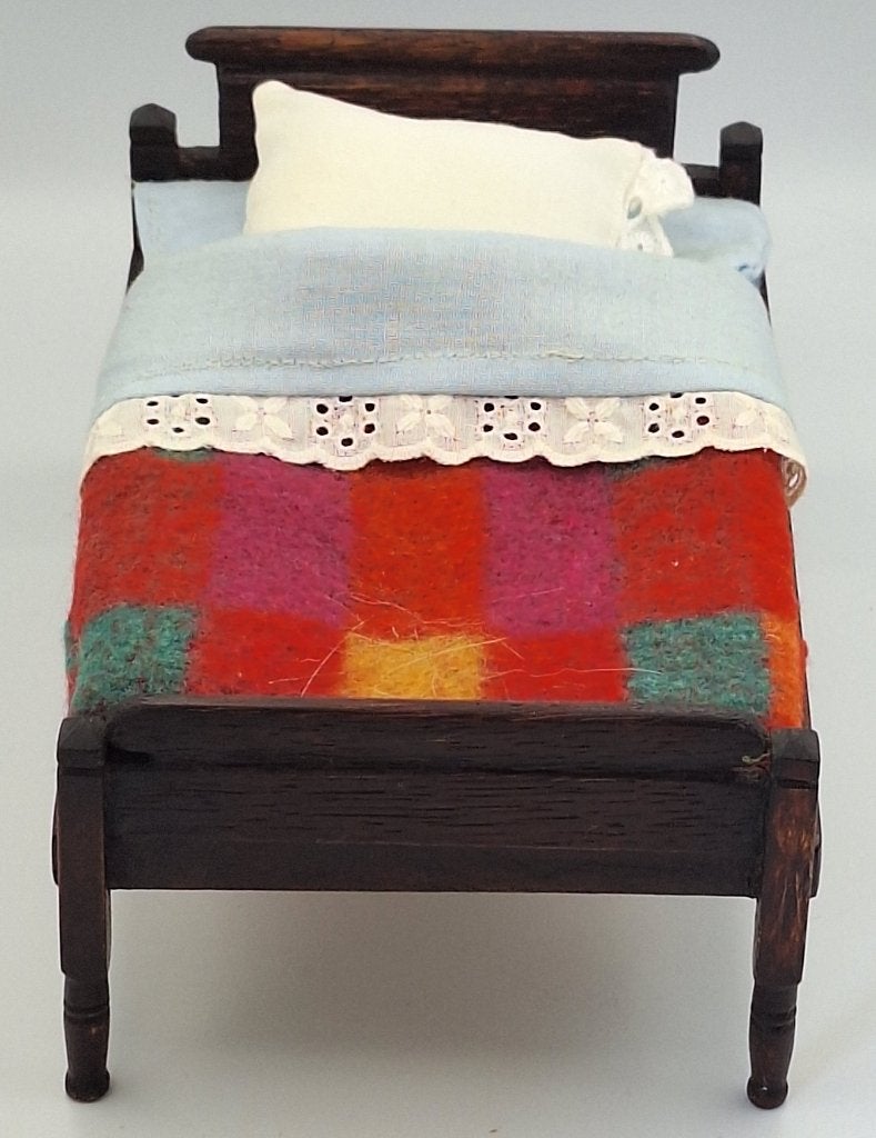 Uniek handgemaakt bed voor het poppenhuis, Verzamelen, Ophalen of Verzenden, Zo goed als nieuw, Poppenhuis
