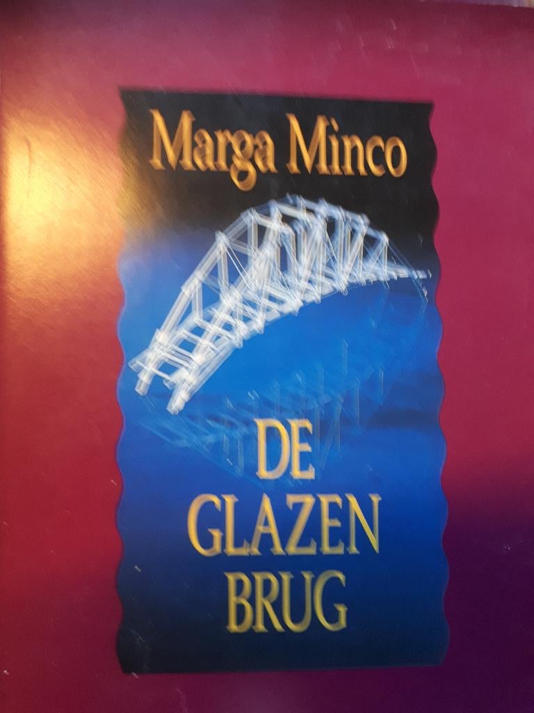 De glazen brug - Marga Minco, Ophalen of Verzenden, Gelezen