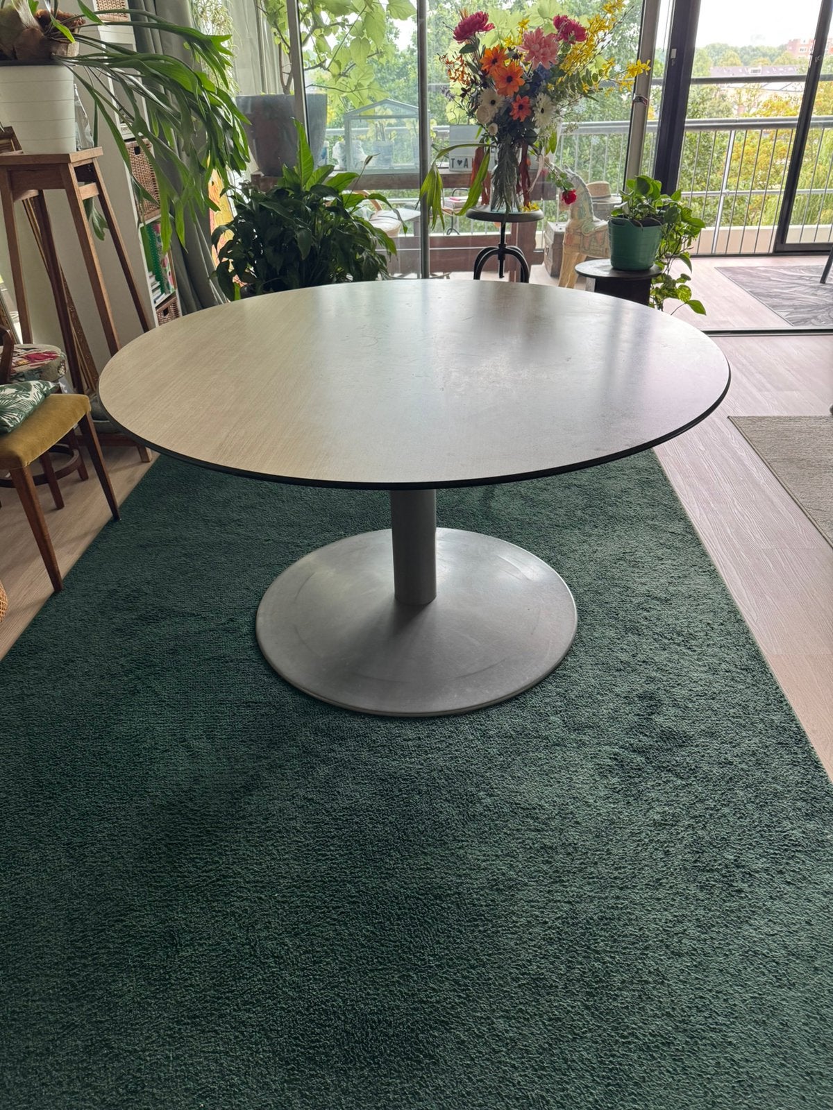 Grote ronde tafel , trespa , uit voormalige bibliotheek, Ophalen, Kunststof, Gebruikt, 150 tot 200 cm