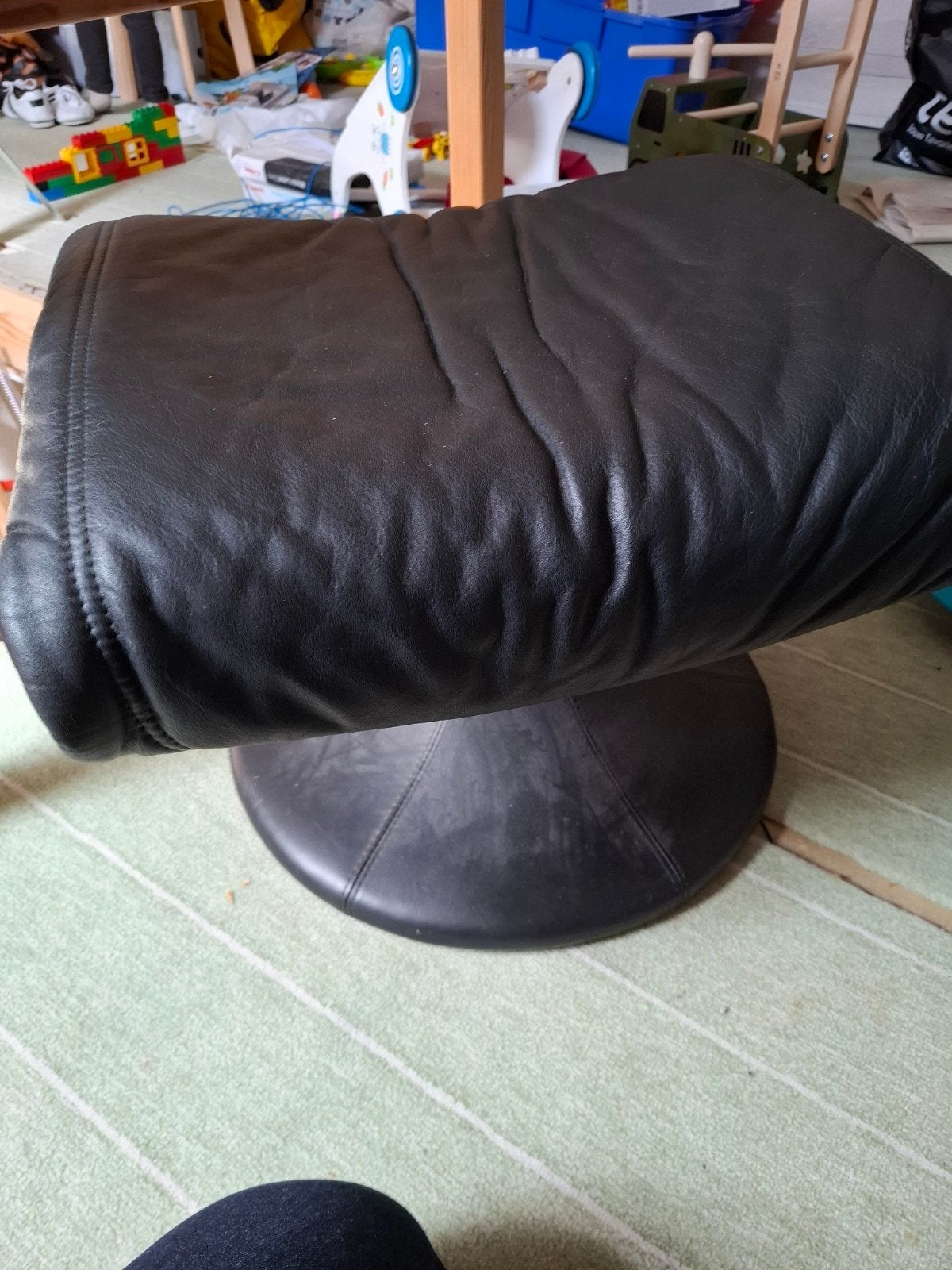 Zwarte leren poef/voetenbank, Ophalen, Modern, Comfortabel, Gebruikt, Zwart