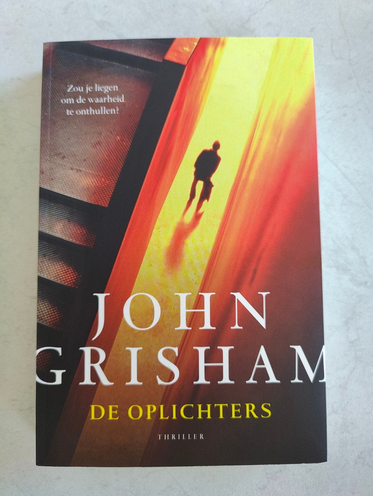 John Grisham - De Oplichters (Thriller) leesboek, Ophalen of Verzenden, Zo goed als nieuw, John Grisham, Wereld overig