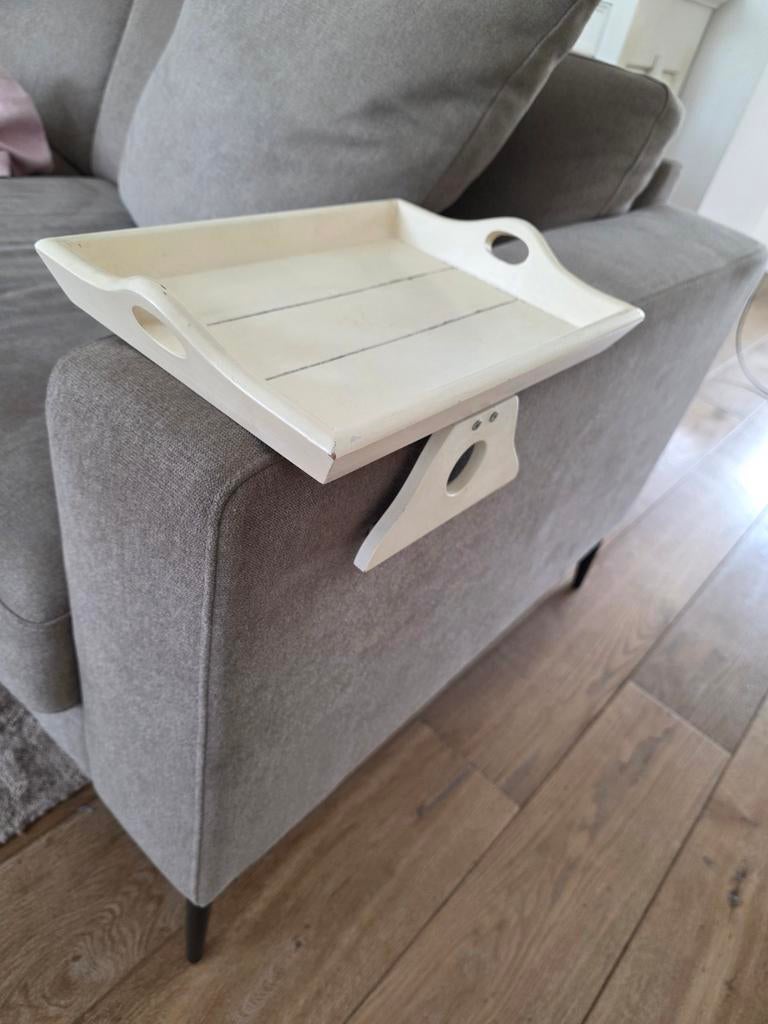 Handige zijtafel voor bankleuning - Wit houten dienblad, Huis en Inrichting, Tafels | Bijzettafels, Minder dan 55 cm, Gebruikt