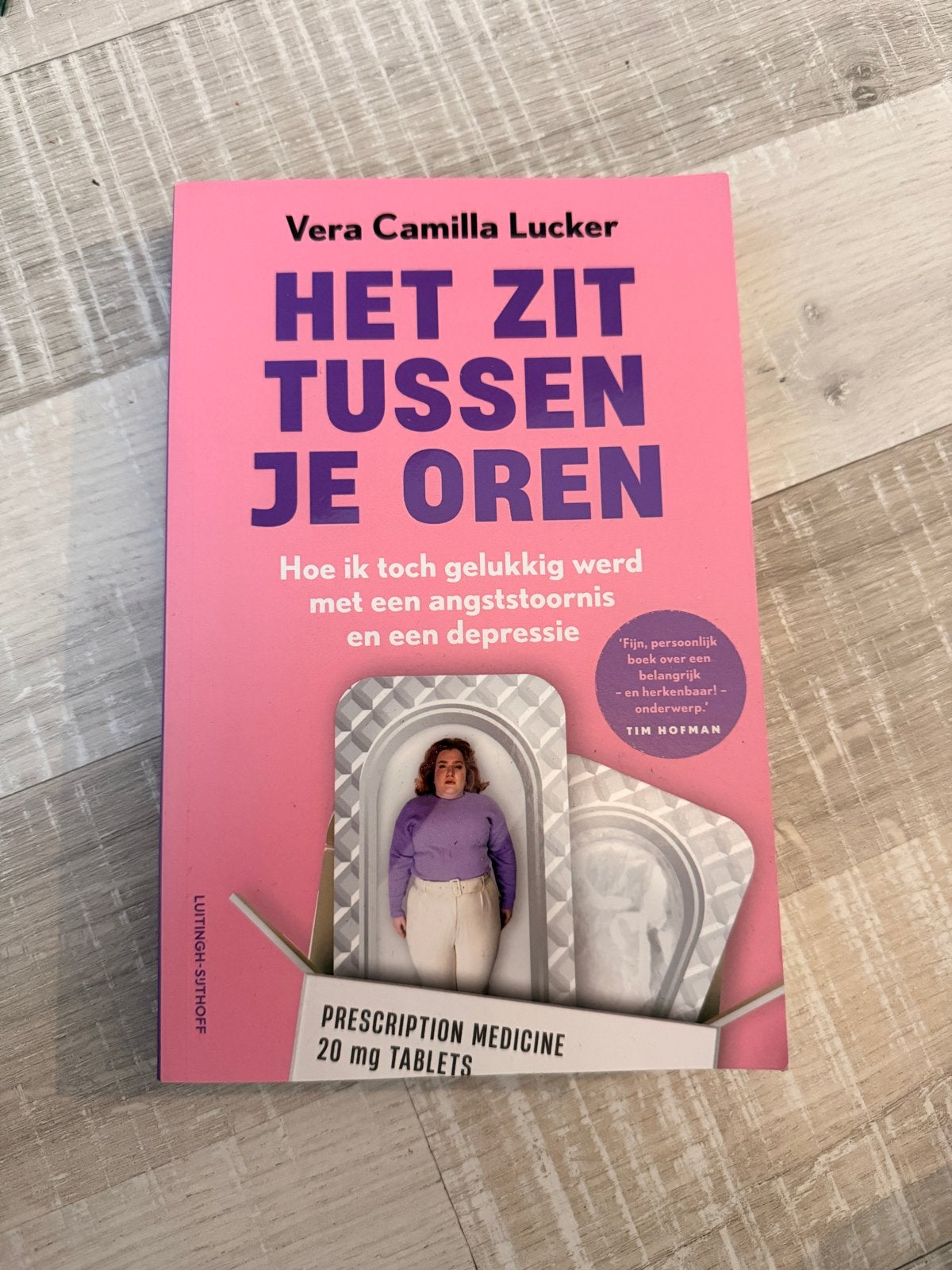 Het Zit Tussen Je Oren - Vera Camilla Lucker, Ophalen of Verzenden, Zo goed als nieuw, Nederland