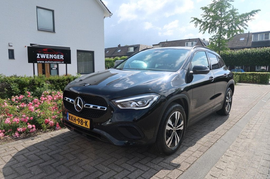 Mercedes GLA-klasse 250 e NIGHT PAKKET|PANORAMADAK|LEDER|CAR, Auto's, Mercedes-Benz, Zwart, Hybride Elektrisch/Benzine, 71 km/l