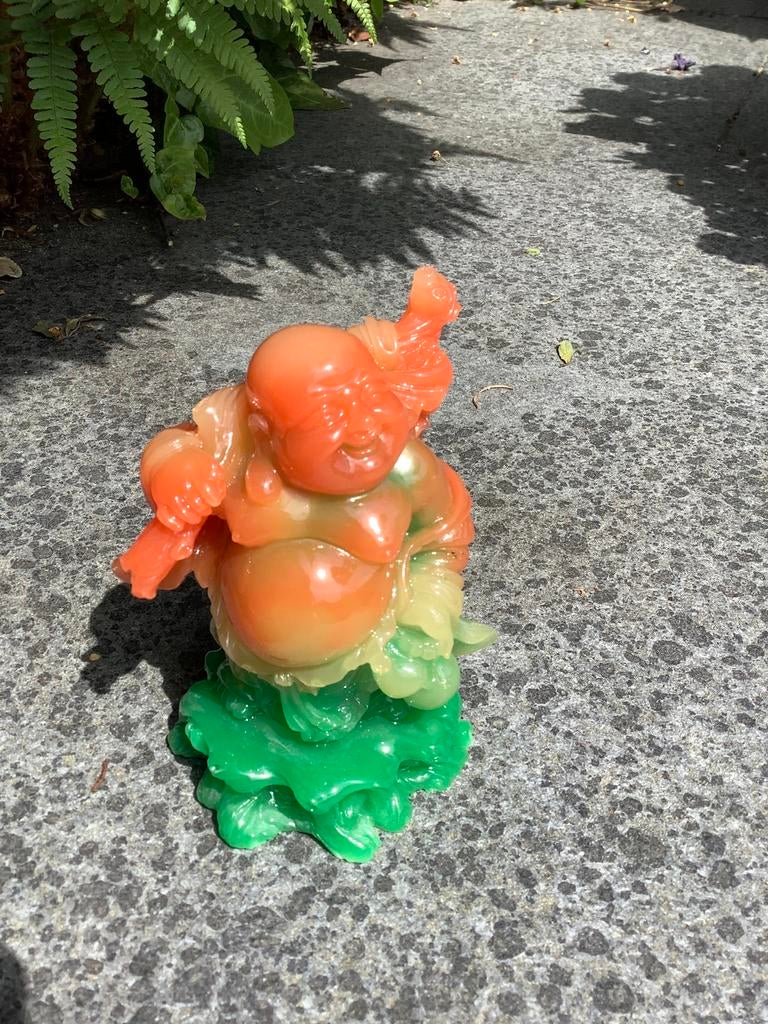 Happy Boeddha met knapzak op reis - gekleurd glas, Huis en Inrichting, Ophalen of Verzenden, Zo goed als nieuw