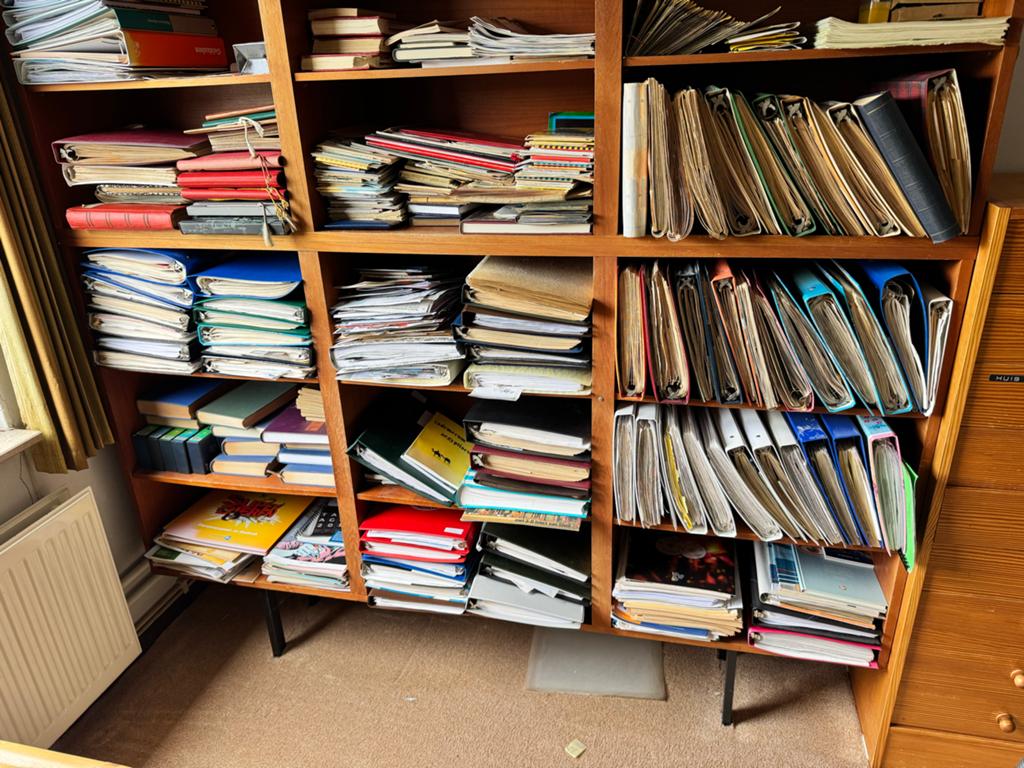Grote houten vintage boekenkast met metalen onderstel, Huis en Inrichting, Kasten | Boekenkasten, Ophalen, Met plank(en), Gebruikt